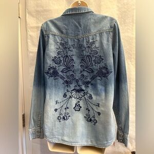 Silver denim blue ombre shirt w/pearl snap buttons & embroidered back Sz-M J20